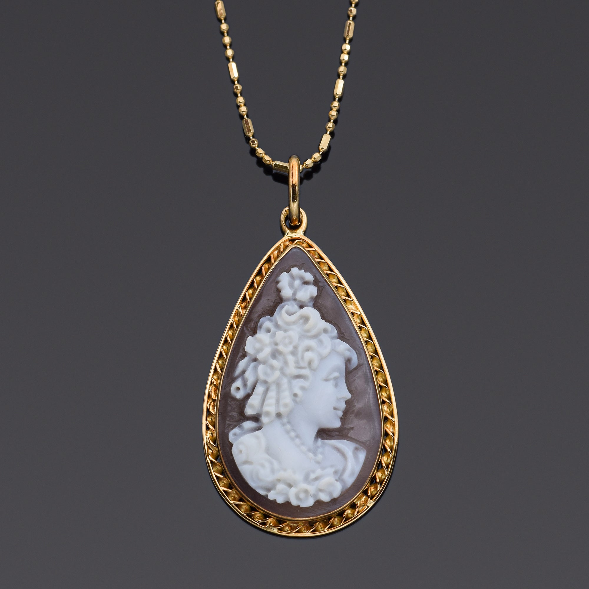 Di Simone Vittorio Vintage 18K Yellow Gold Cameo Shell Pear Pendant Necklace