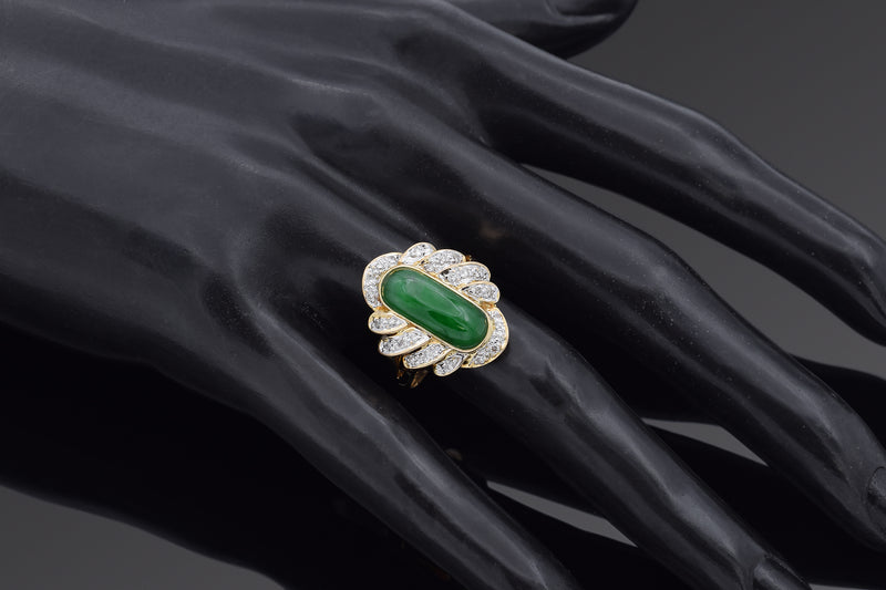 Vintage 18K Yellow Gold Green Jade & Diamond Cocktail Ring Size 8