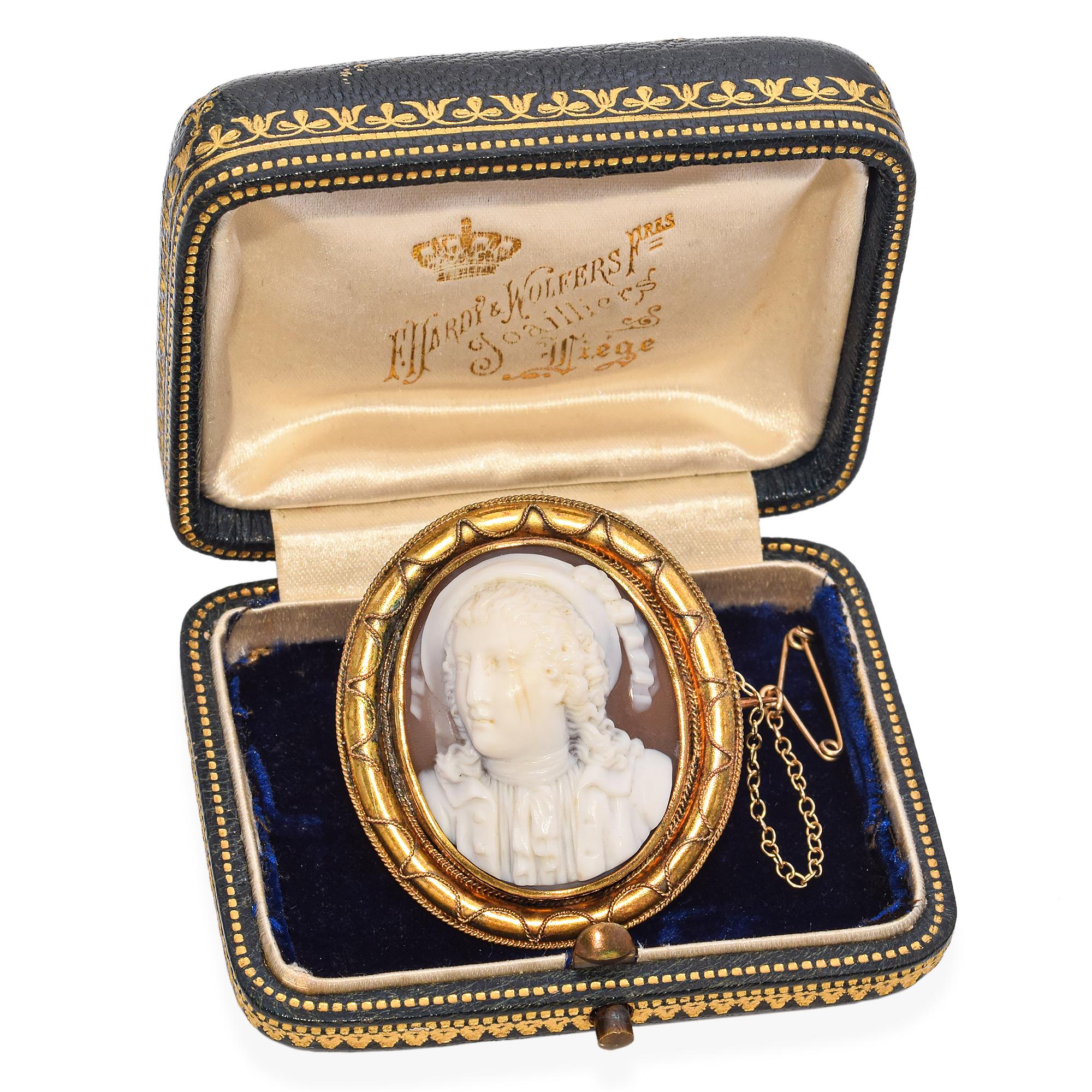 Antique 16K Yellow Gold Prince Charlie Bonnie Shell Cameo Brooch