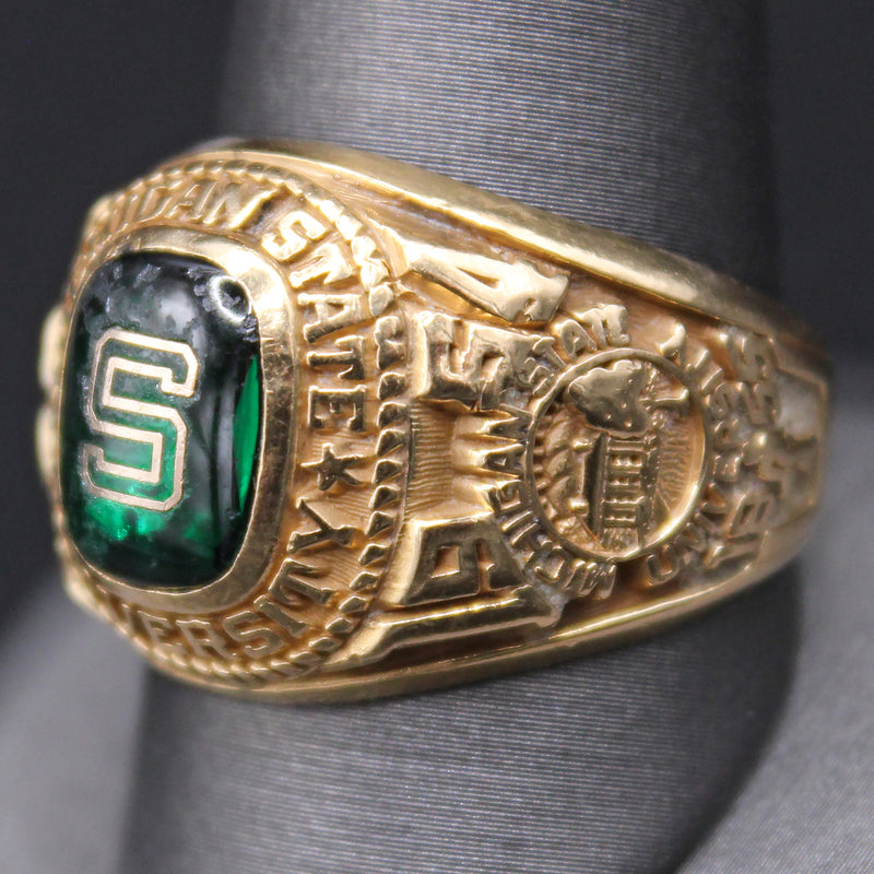 Vintage 18K Yellow Gold Green Spinel Michigan State University 1954 Class  Ring